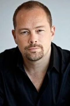 Alistair Abell interpreta Dan