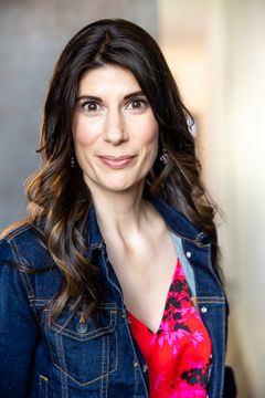 Lauren Mora interpreta Elf