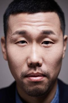 Woo Sang-ki interpreta Big Rahn Inn Staff