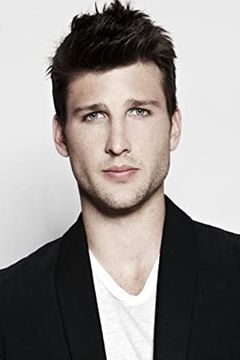 Parker Young interpreta Peter Clark