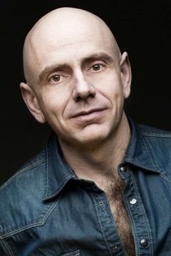 Rolando Ravello interpreta Cannava