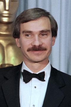 Emile Ardolino interpreta Cameo (uncredited)