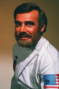 Robert Gunner interpreta Landon (archive footage) (uncredited)