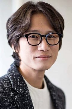 Song Sae-byuk interpreta Sepak Takraw Detective (uncredited)