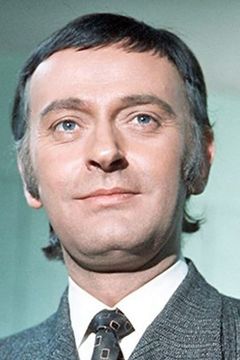 Barrie Ingham interpreta Eric Kidderminster