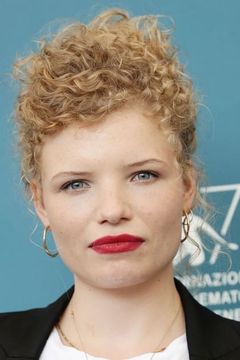 Luisa-Céline Gaffron interpreta Yana