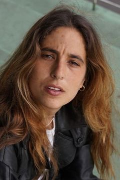 Sarah Makharine interpreta Adult Sophie's Partner