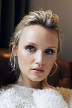 Emily Berrington interpreta Simone Al-Harazi