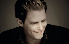 Garrett Bennett interpreta Cop at Gas Station