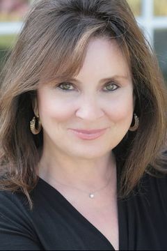 Holly Palance interpreta Journalist