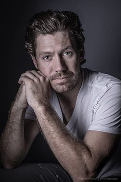 Alexander Carroll interpreta Young Lucian