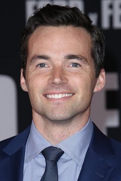 Ian Harding interpreta Ezra Fitz