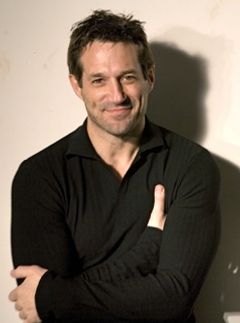 Brian D. Johnson interpreta OS1 Commercial Lead