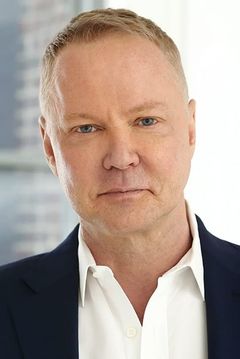 Michael J. Burg interpreta CSPD Officer Myers