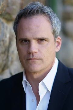 Michael Park interpreta Principal Onnigan