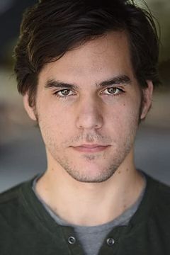 Jordan Foster interpreta Waiter