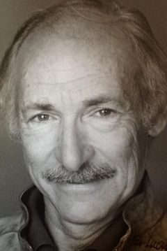 Jack Axelrod interpreta Simmons Tileman