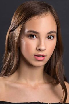 Brooklyn Hislop interpreta Orphan (uncredited)