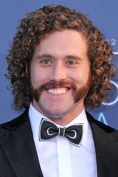 T. J. Miller interpreta Hudson'Hud' Platt