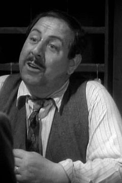 George Humbert interpreta Italian Man (uncredited)
