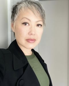 Nina Zoie Lam interpreta T.V. Reporter