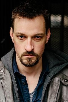 Timothy Lyle interpreta Gordon in Shack