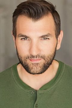 Joe Sobalo Jr. interpreta Alejandro
