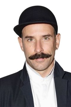 Ryan Heffington interpreta Steve