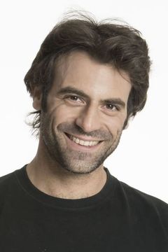 Timoleon Gketsos interpreta Handsome Crewman