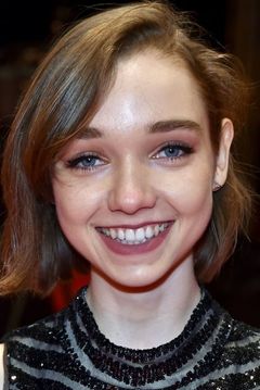 Julia Sarah Stone interpreta Mina