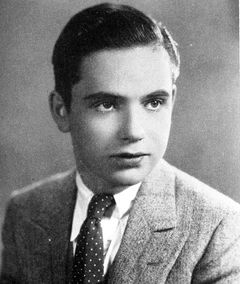 Ty Parvis interpreta Singer of "Honolulu Baby" Number (uncredited)