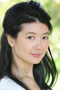 Jennifer Lim interpreta Bridal Salesgirl