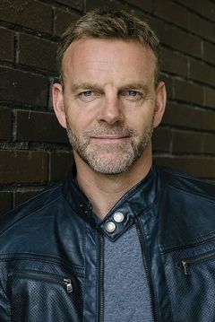 Richard Laing interpreta Nigel Travel Writer