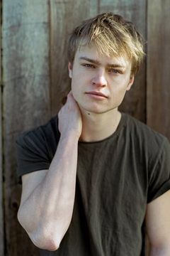 Connor Paton interpreta Tommy