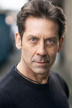 John Arnold interpreta Detective