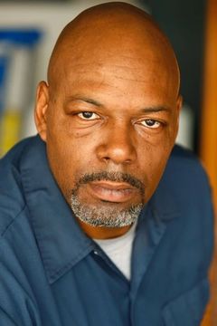 Mark Berry interpreta Chief Martin Vreede