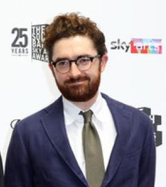 Ben Ashenden interpreta Pierce