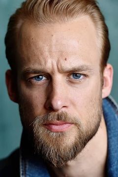 Bradley Dodds interpreta Salvatore