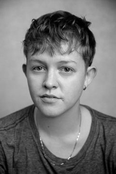 Maura Bird interpreta Jimmy Jones