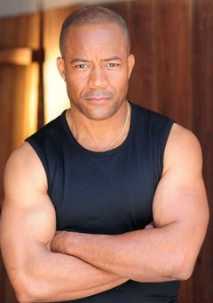 Mark Allen Hicks interpreta Capa