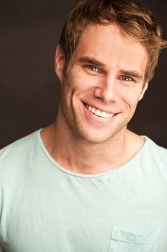 Matthew Wilkas interpreta Reporter