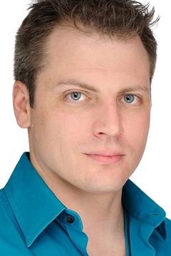 Scott Parks interpreta Officer Henderson