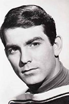 Duke Hobbie interpreta Lt. Frist
