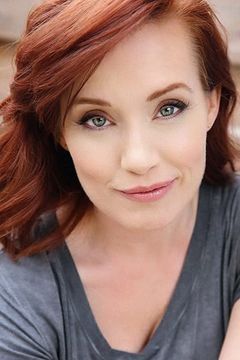 Paula Rhodes interpreta Summer - ANX News Reporter