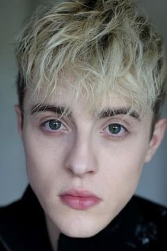 Edward Grimes interpreta Cameron