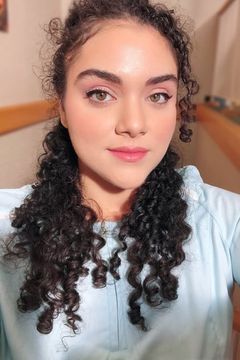Kiara Pichardo interpreta Girl in Bathroom