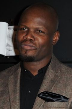 Hubert Koundé interpreta Dr. Arnold Bluhm