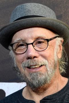 Dayton Callie interpreta Charlie Utter