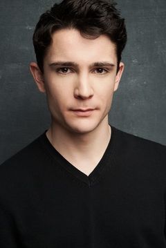 Jake Guy interpreta Production Assistant