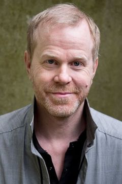 John Murphy interpreta Derek Orwell